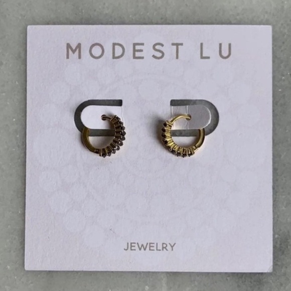 18K Gold Thick Black Crystal Huggie Hoop Earrings 

Brand New - Picture 3 of 4